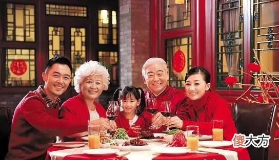 那我讲一整套的喝酒步骤给你听 告诉你喝酒