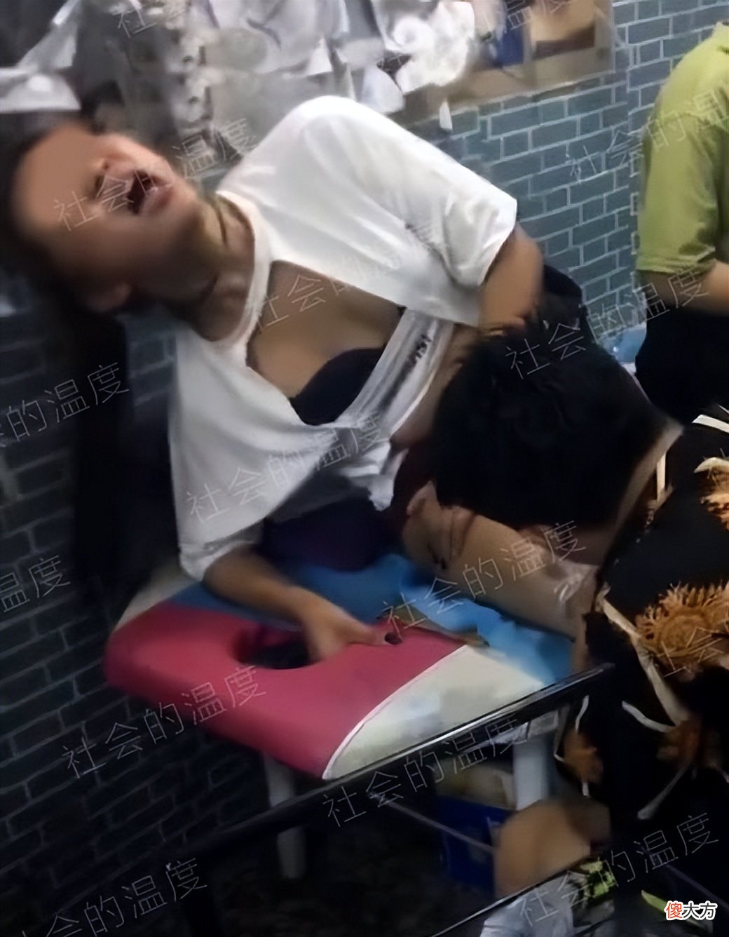 【时尚一点】女子纹身时疼得惨叫连连，为讨男友欢心咬牙坚持，小哥有些不厚道