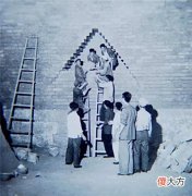 【爱历史】六十几年前定陵发掘旧照:郭沫若亲自指导,代价惨痛,图6是万历龙袍