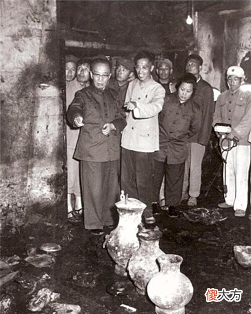 【爱历史】六十几年前定陵发掘旧照:郭沫若亲自指导,代价惨痛,图6是万历龙袍