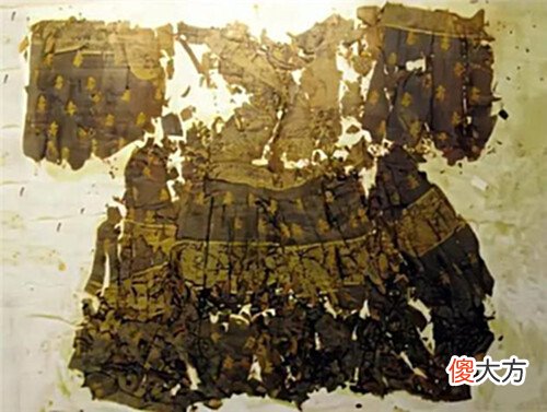 【爱历史】六十几年前定陵发掘旧照:郭沫若亲自指导,代价惨痛,图6是万历龙袍