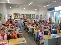 可爱！班主任怀孕后小学生集体签爱的保证书：尽量不惹您生气，做个乖孩子