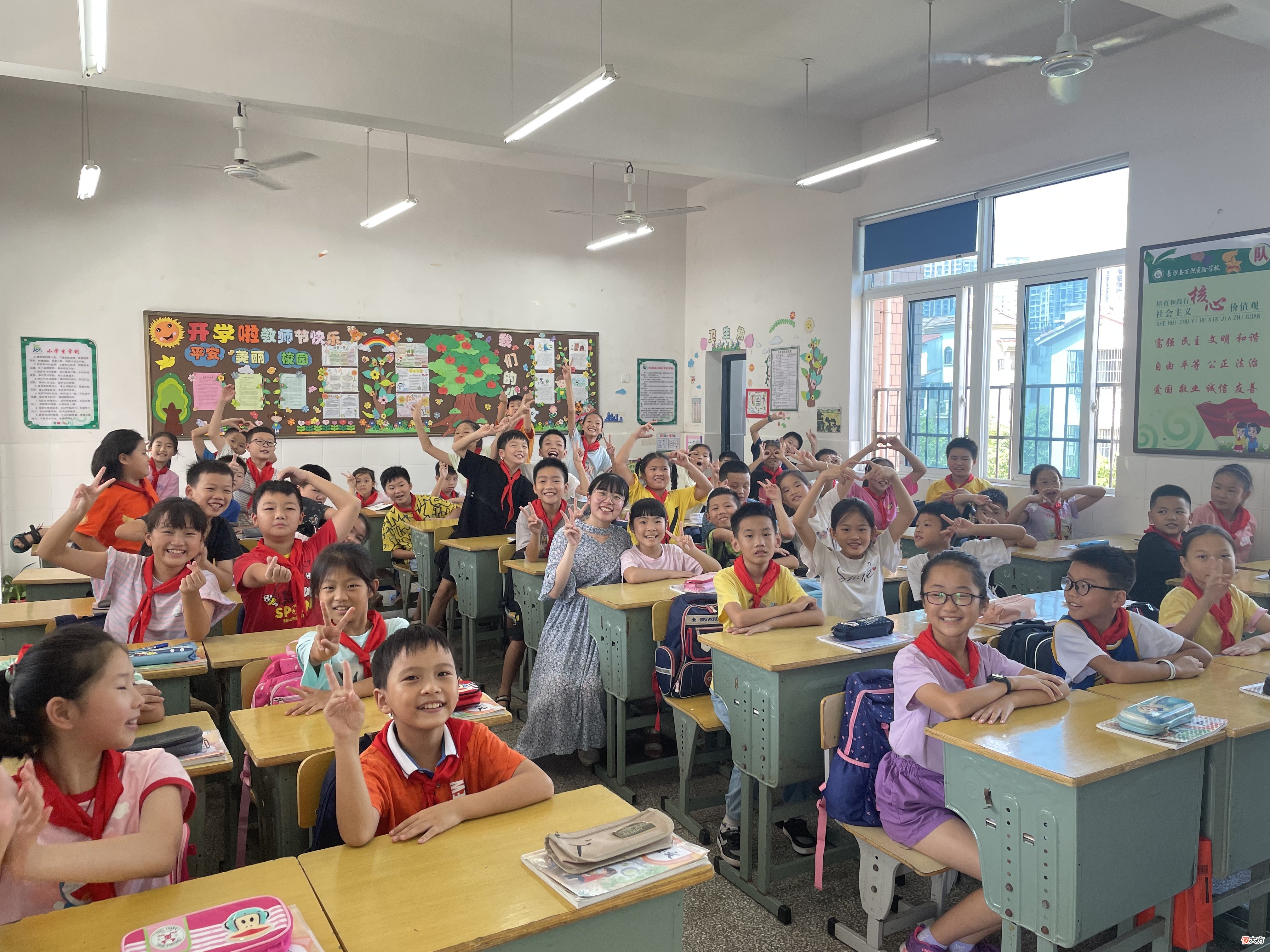 可爱！班主任怀孕后小学生集体签爱的保证书：尽量不惹您生气，做个乖孩子