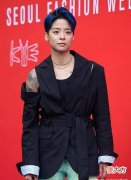 【时尚一点】正儿八经穿件西装却搭条“健美短裤”，气场撑起另类混搭风