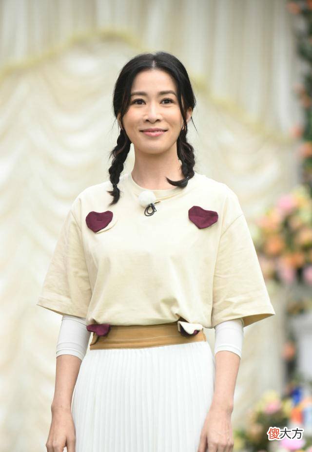 【时尚一点】44岁佘诗曼双麻花辫上综艺，美回24岁，下次演格格也不过分！