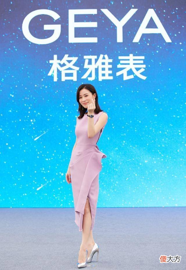 【时尚一点】44岁佘诗曼双麻花辫上综艺，美回24岁，下次演格格也不过分！