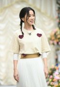 【时尚一点】44岁佘诗曼双麻花辫上综艺，美回24岁，下次演格格也不过分！