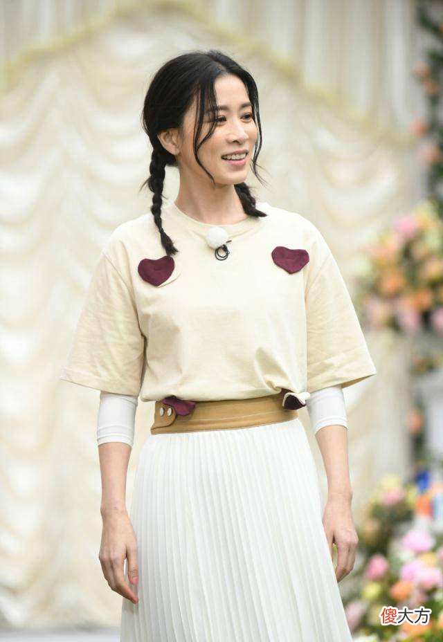 【时尚一点】44岁佘诗曼双麻花辫上综艺，美回24岁，下次演格格也不过分！