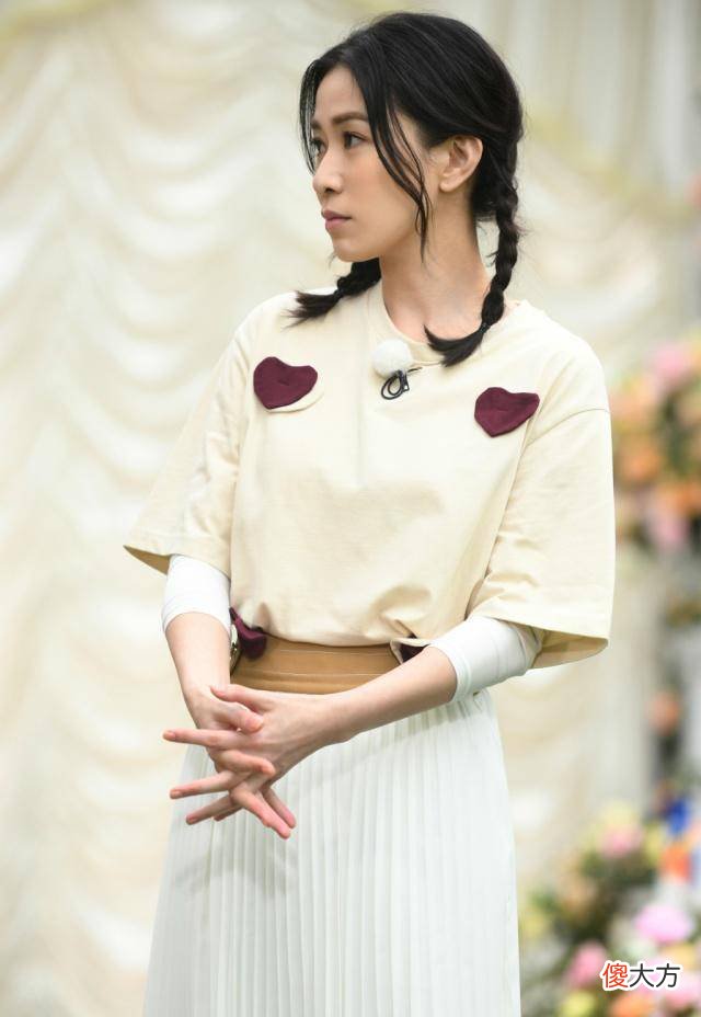 【时尚一点】44岁佘诗曼双麻花辫上综艺，美回24岁，下次演格格也不过分！
