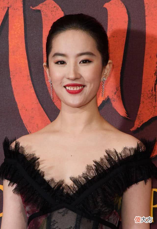 【时尚一点】刘亦菲被外媒镜头“坑惨”了，离开美颜滤镜，网友：还是你的女神