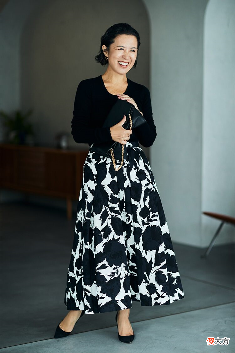 【时尚一点】女人的气质，和穿大牌没多大关系，看这位大姐，基础款演绎高级感