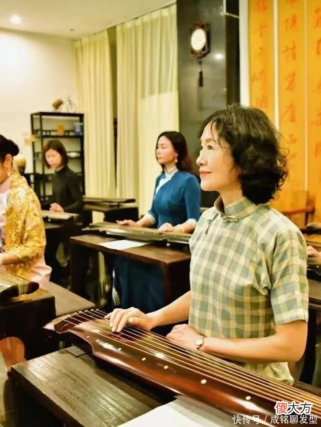 【就爱时尚】女人上了年纪，更要懂得用穿搭展现成熟魅力，优雅老去才更加迷人