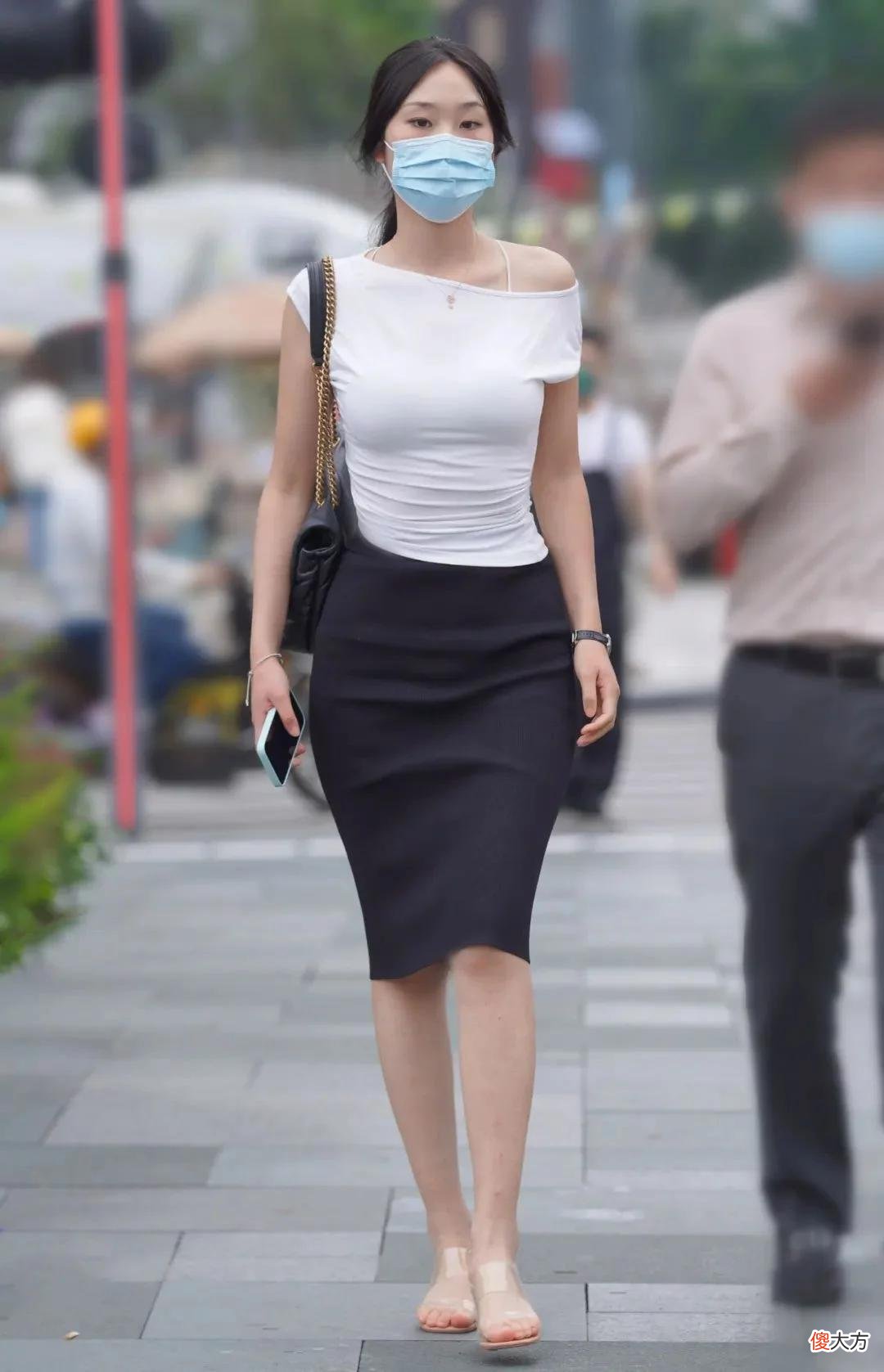 【时尚一点】端丽冠绝的美女，一件白色斜肩上衣配黑色短裙，气质优雅时尚感爆棚尽显女神范