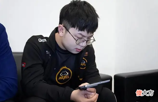 【游戏迷】王者荣耀：妖刀用大号垄断巅峰前二，水友却不吃他一套