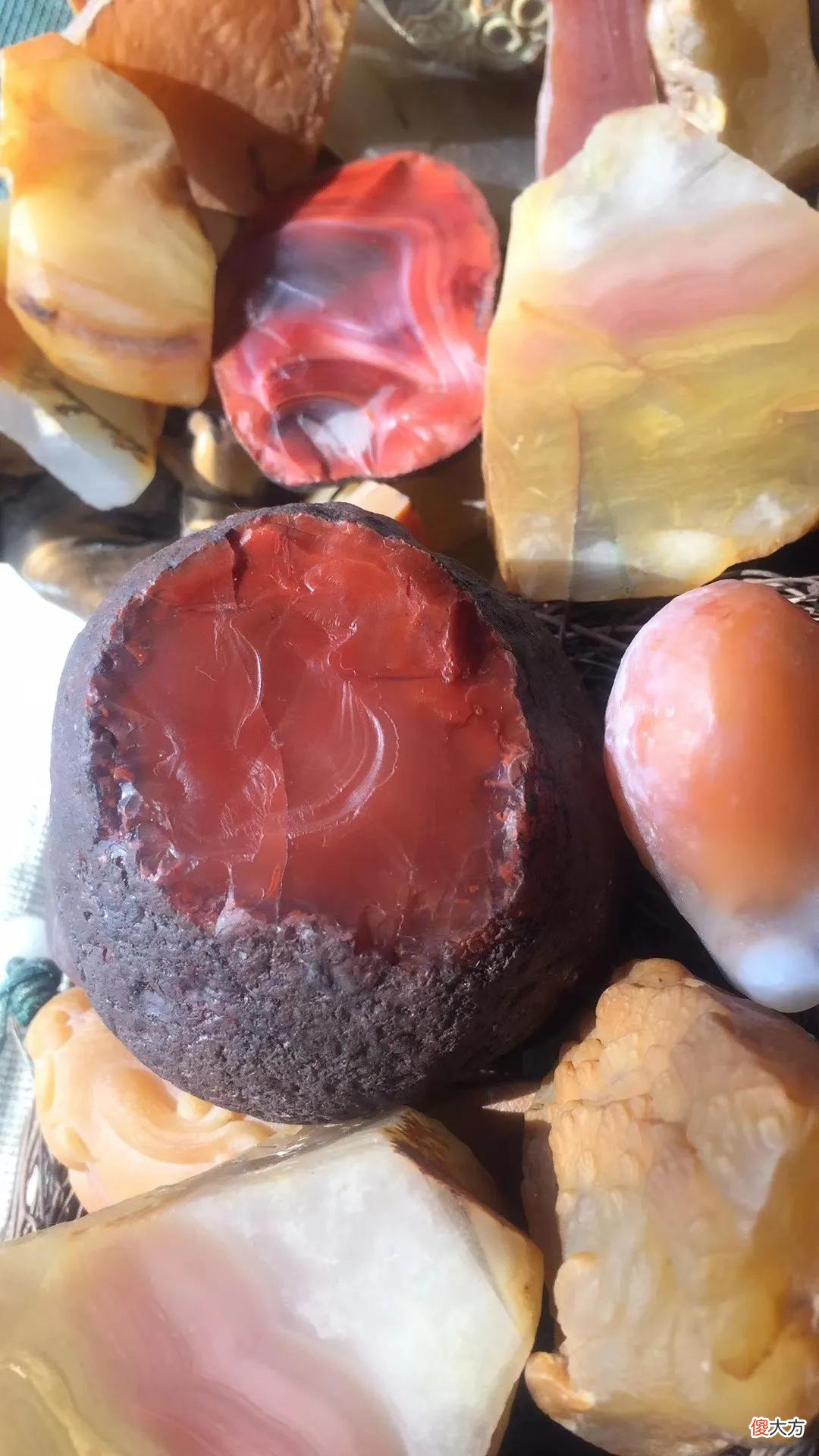河里的白色石头是玉石吗 河边的白石头是玉石吗?