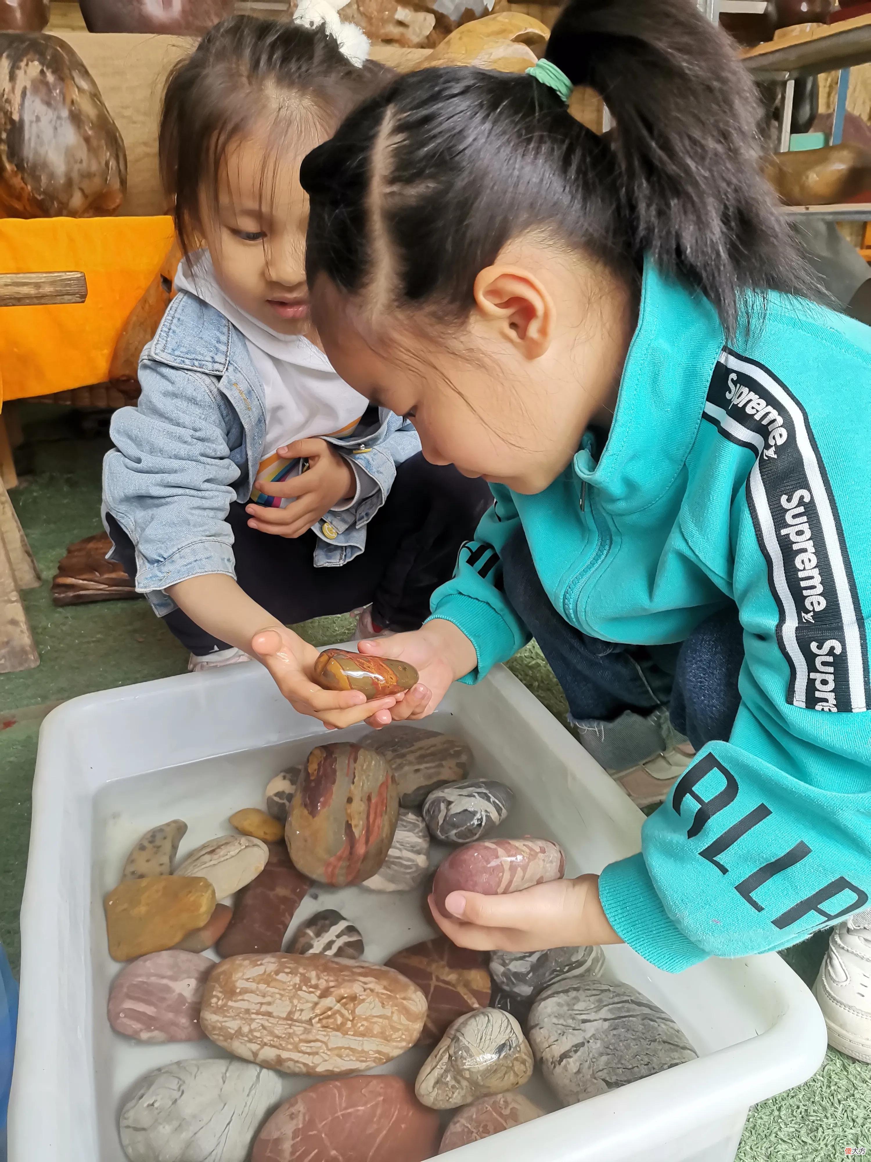 河里的白色石头是玉石吗 河边的白石头是玉石吗?
