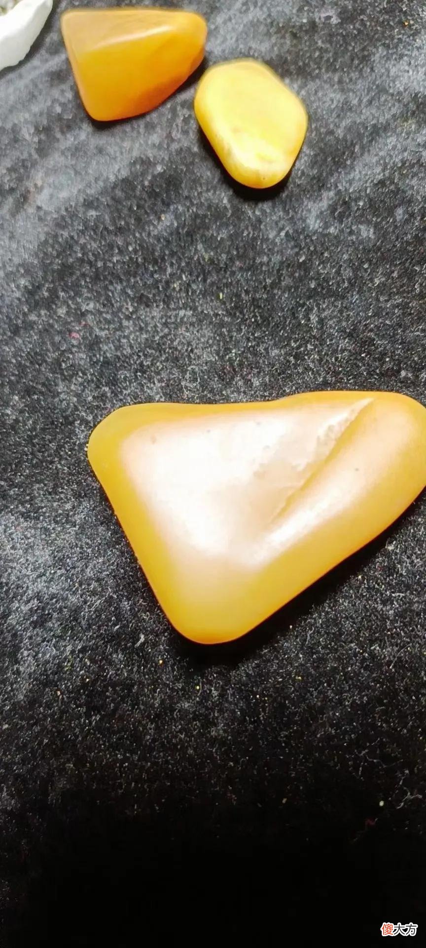 河里的白色石头是玉石吗 河边的白石头是玉石吗?