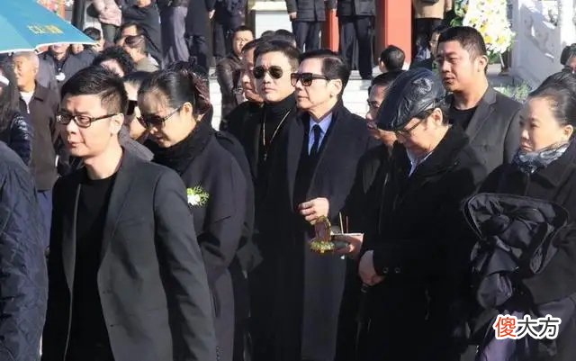 香港大佬向华强凭借一双铁腕征服黑白两道娱乐圈，至今无人敢惹，他到底有什么背景