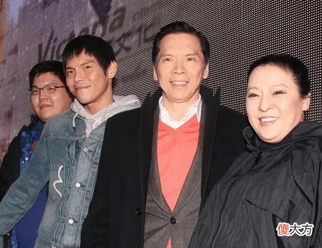 香港大佬向华强凭借一双铁腕征服黑白两道娱乐圈，至今无人敢惹，他到底有什么背景