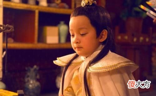 【历史故事】调皮孩子爬上龙椅，皇帝问：当皇帝好玩吗？小孩答6字，顺利登基