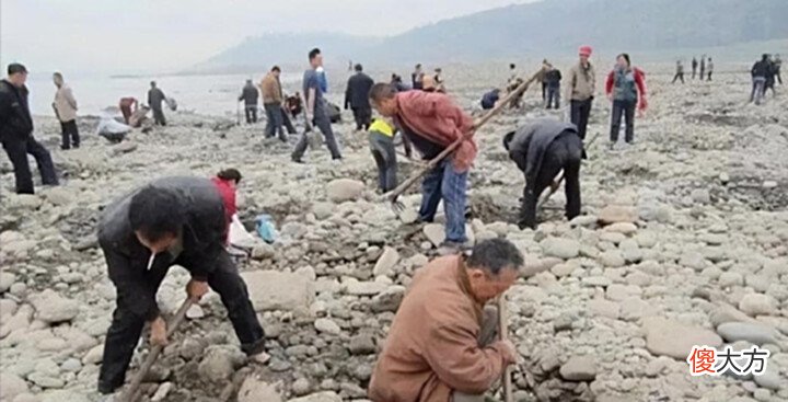 【历史故事】四川村民在江边捡到金锭,专家火速赶来没收后,又找来20台抽水机