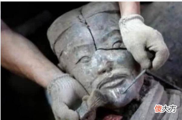 【历史故事】兵马俑是用真人烧制的吗？看到一尊裂开的兵马俑，终于真相大白了