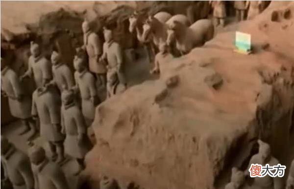 【历史故事】兵马俑是用真人烧制的吗？看到一尊裂开的兵马俑，终于真相大白了