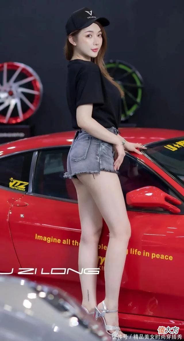 【就爱时尚】鸭舌帽搭配高跟鞋，威风凌凌的车模美女