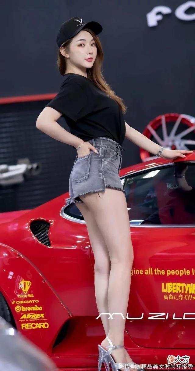 【就爱时尚】鸭舌帽搭配高跟鞋，威风凌凌的车模美女