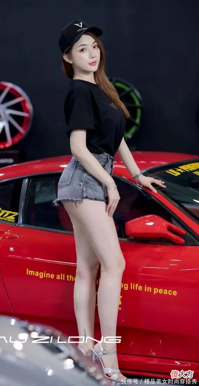 【就爱时尚】鸭舌帽搭配高跟鞋，威风凌凌的车模美女