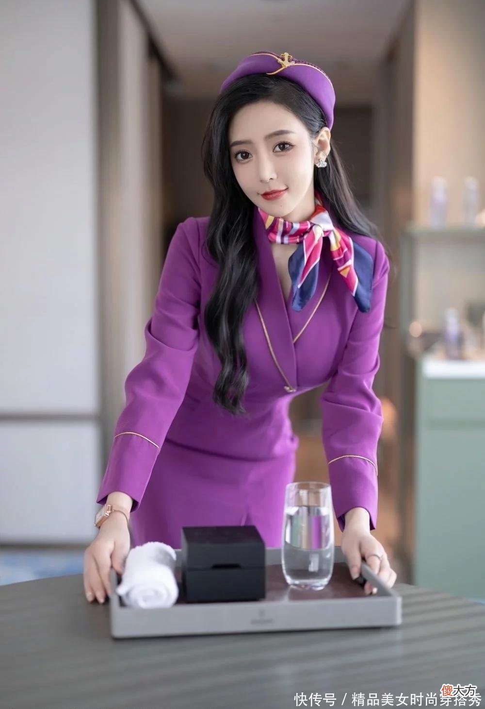 【就爱时尚】紫色的西装裙干练的版型很衬身材，简约又不失女人味，气场十足