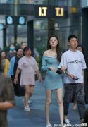 【就爱时尚】性感撩人的浅蓝色长袖包臀裙加上火辣迷人的身材，真是性感迷人