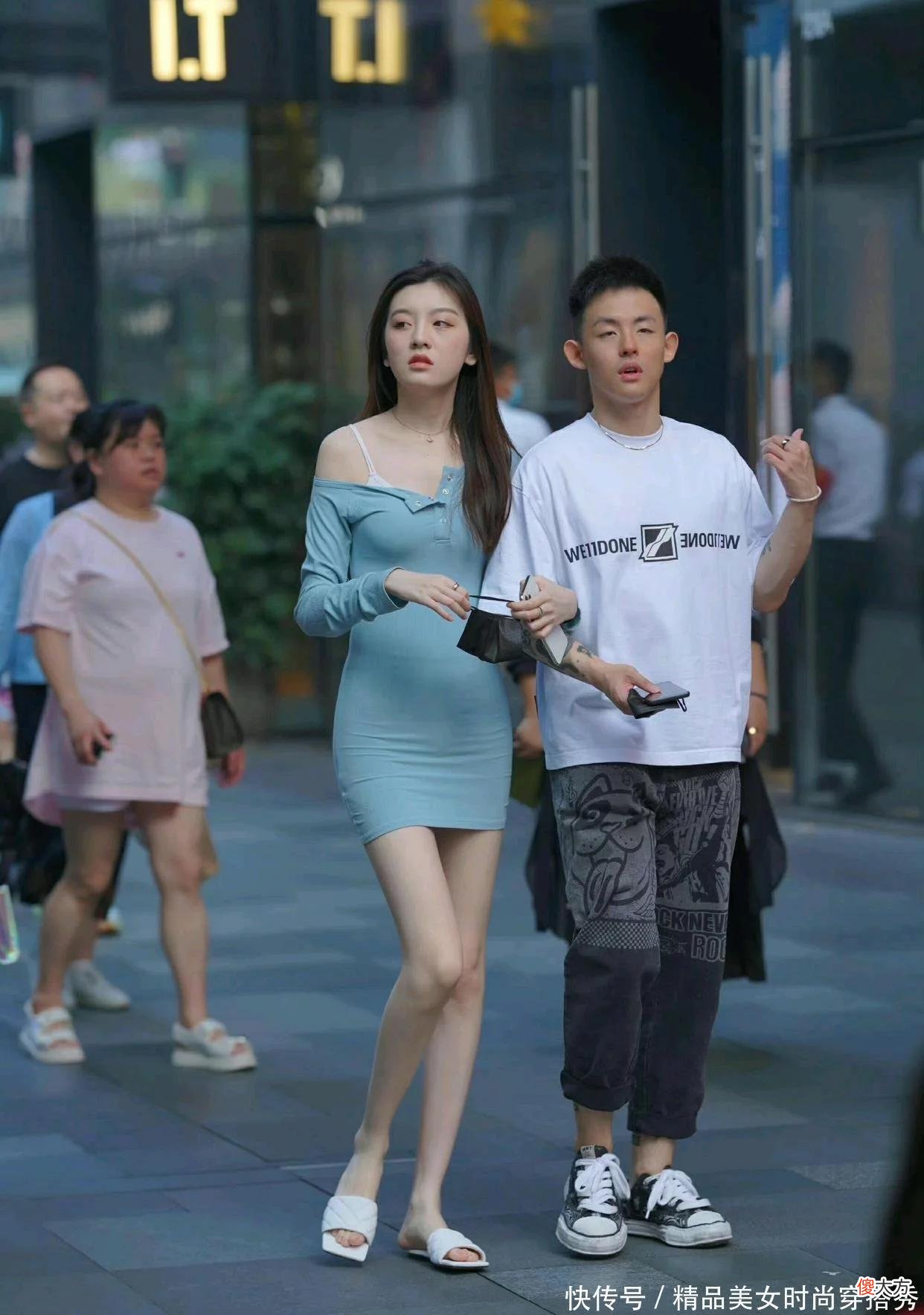 【就爱时尚】性感撩人的浅蓝色长袖包臀裙加上火辣迷人的身材，真是性感迷人