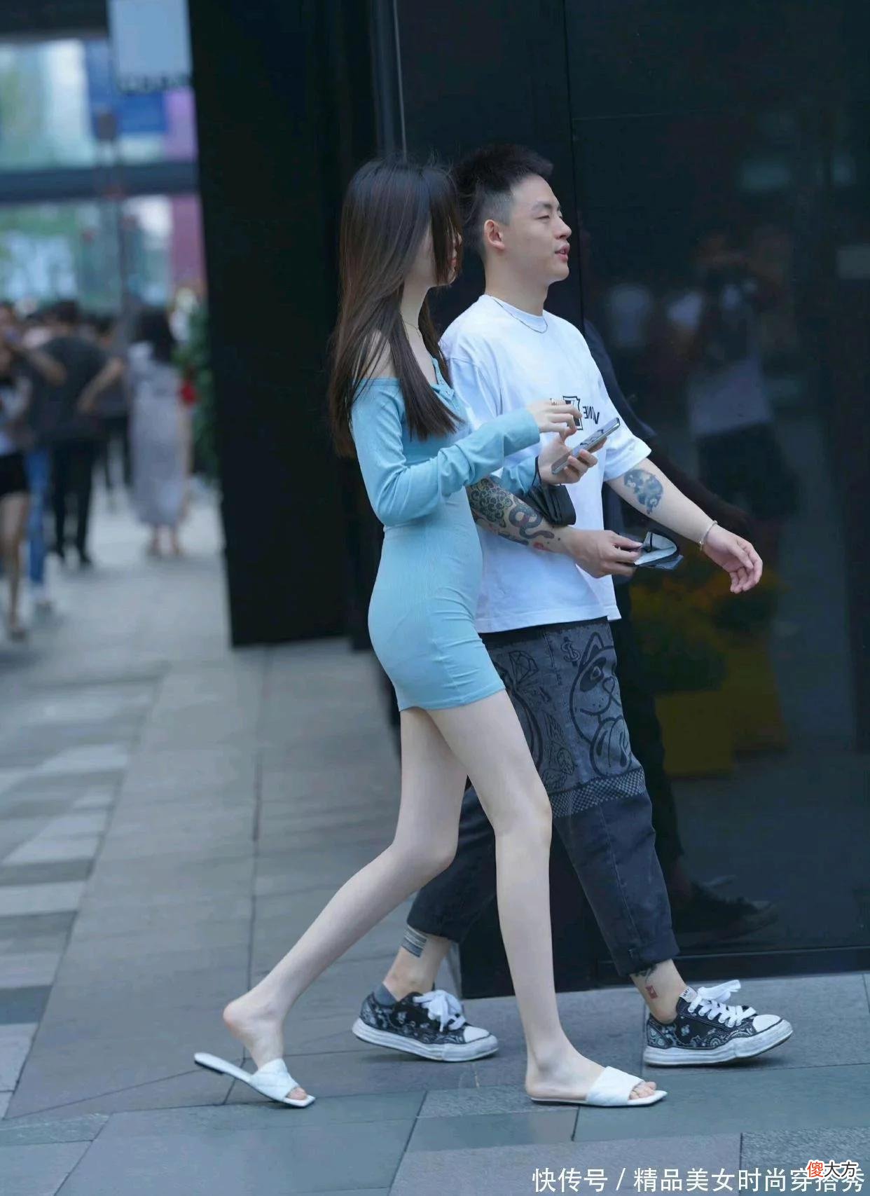 【就爱时尚】性感撩人的浅蓝色长袖包臀裙加上火辣迷人的身材，真是性感迷人