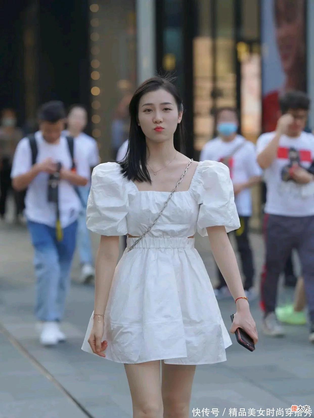 【时尚一点】纯白色的连衣裙干净又纯洁，宫廷风的设计增加华丽优雅的感觉，特别适合年轻的小姐姐