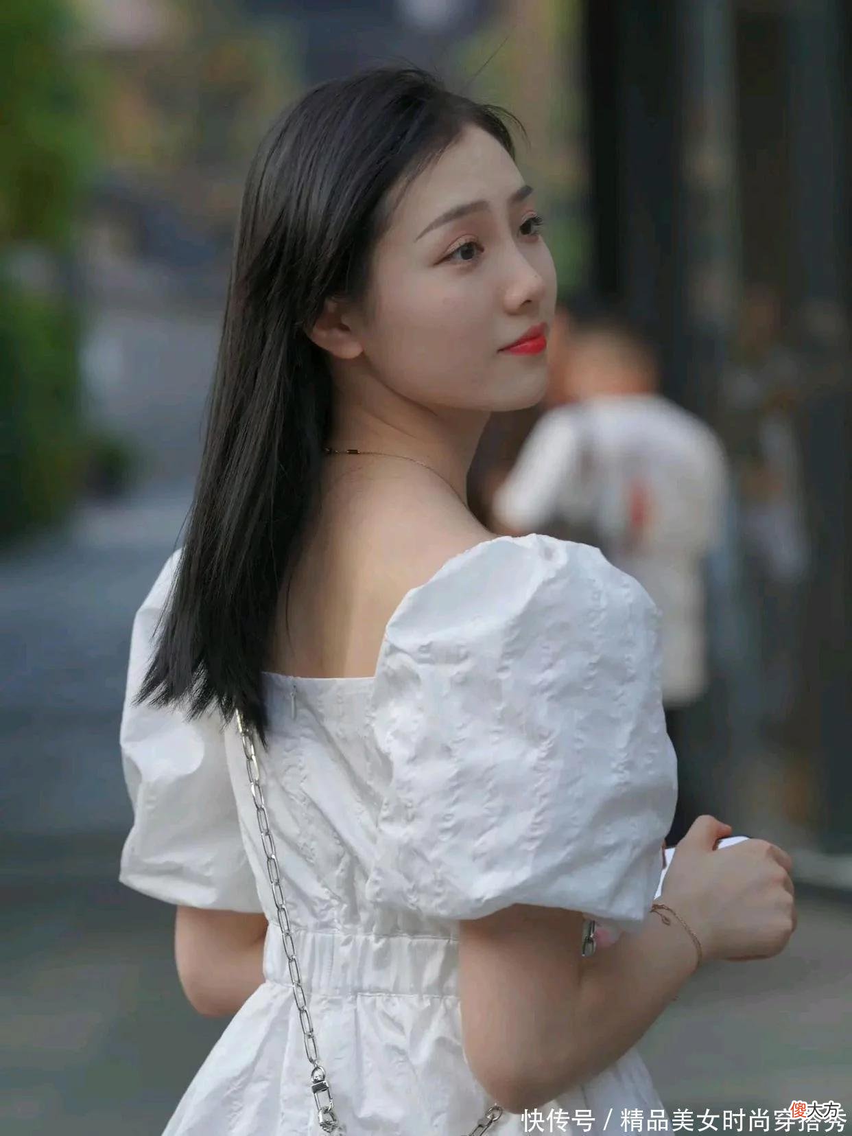 【时尚一点】纯白色的连衣裙干净又纯洁，宫廷风的设计增加华丽优雅的感觉，特别适合年轻的小姐姐