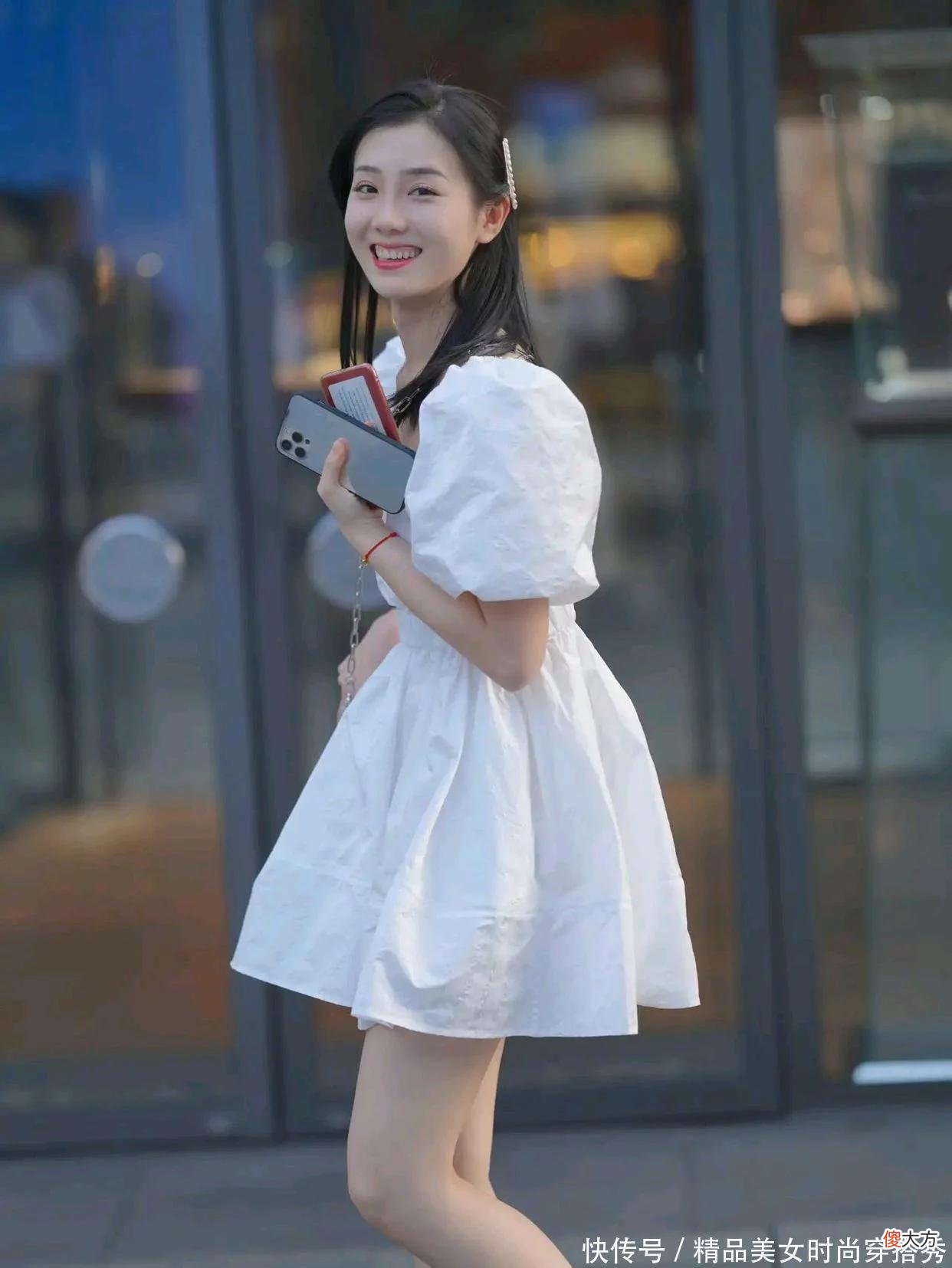 【时尚一点】纯白色的连衣裙干净又纯洁，宫廷风的设计增加华丽优雅的感觉，特别适合年轻的小姐姐