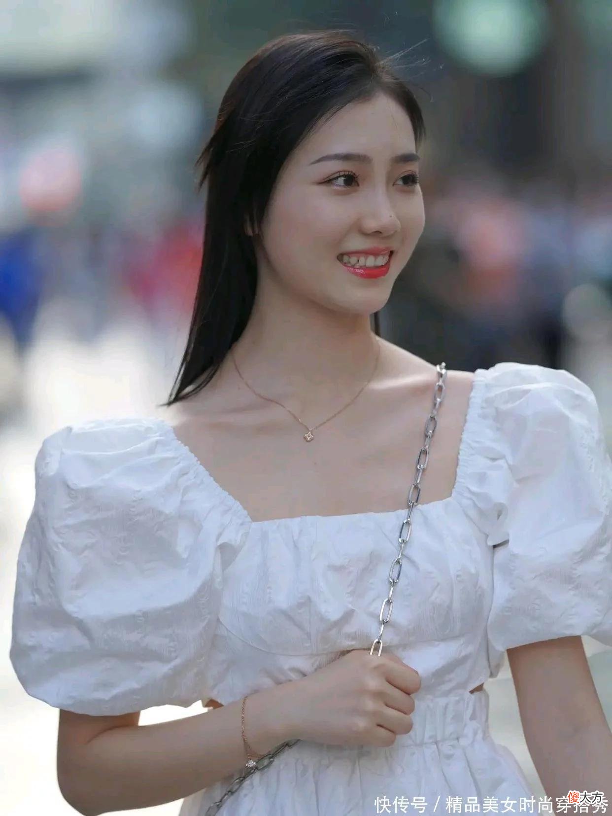 【时尚一点】纯白色的连衣裙干净又纯洁，宫廷风的设计增加华丽优雅的感觉，特别适合年轻的小姐姐