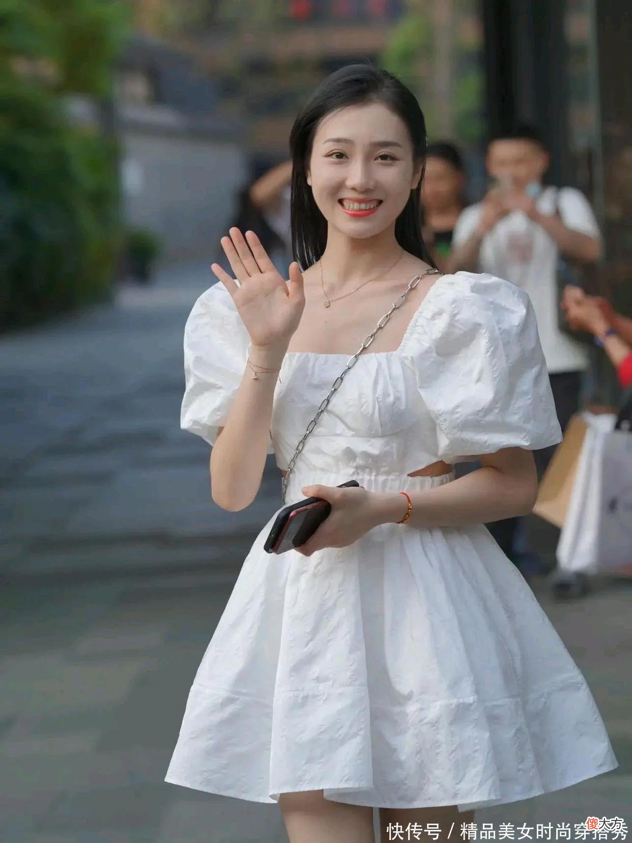 【时尚一点】纯白色的连衣裙干净又纯洁，宫廷风的设计增加华丽优雅的感觉，特别适合年轻的小姐姐