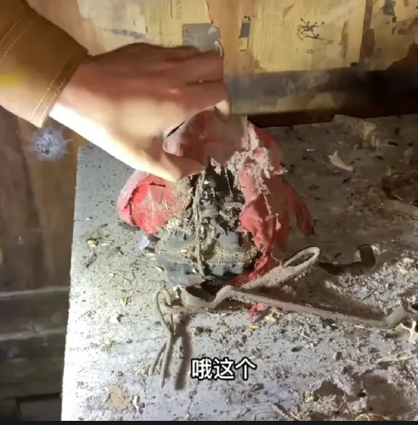 花一万块包下老宅翻找老物件你敢做吗？