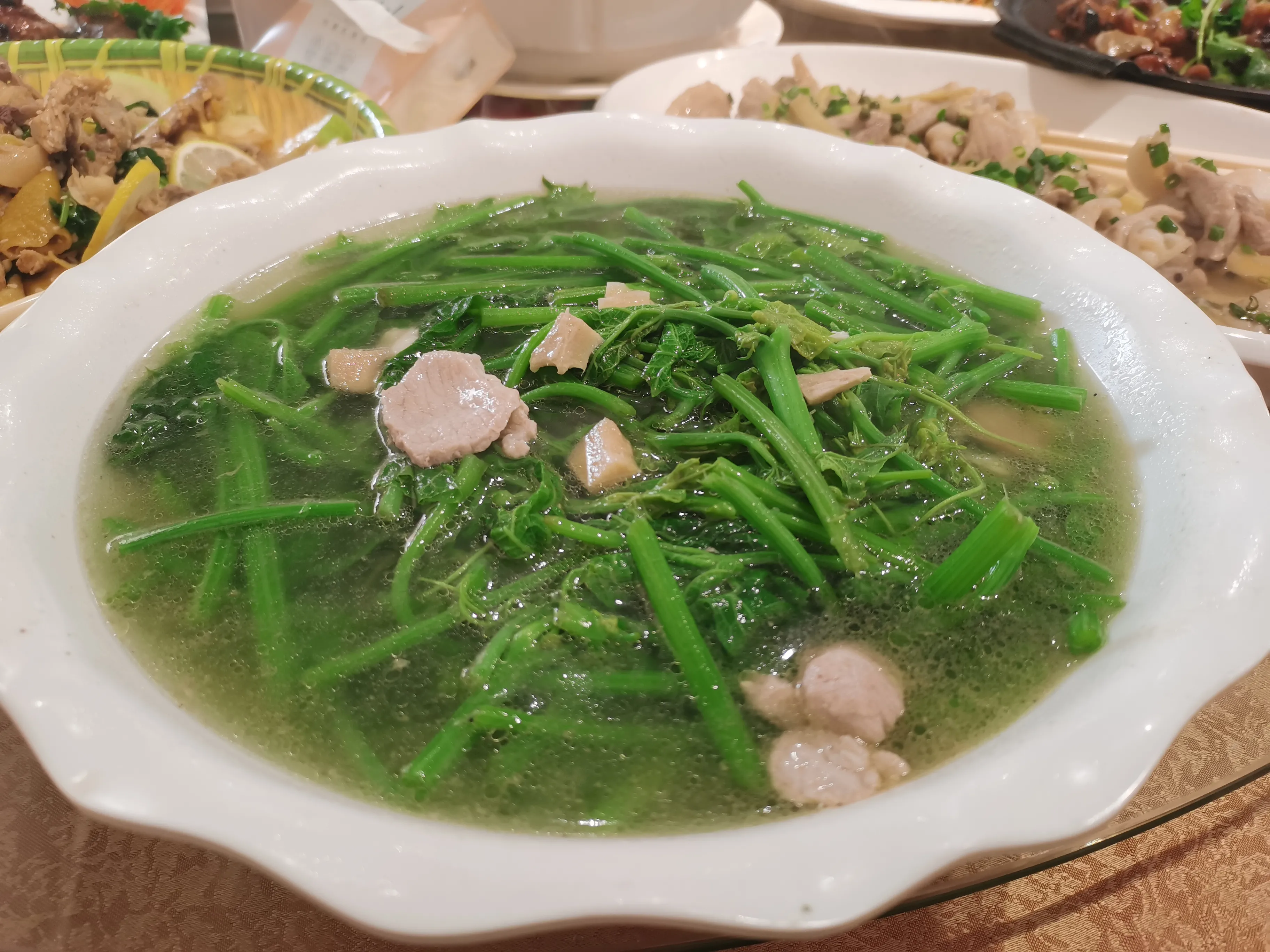 江门开平市的一家网红餐厅，为什么网红？主要是因为老板是一个网红美女
