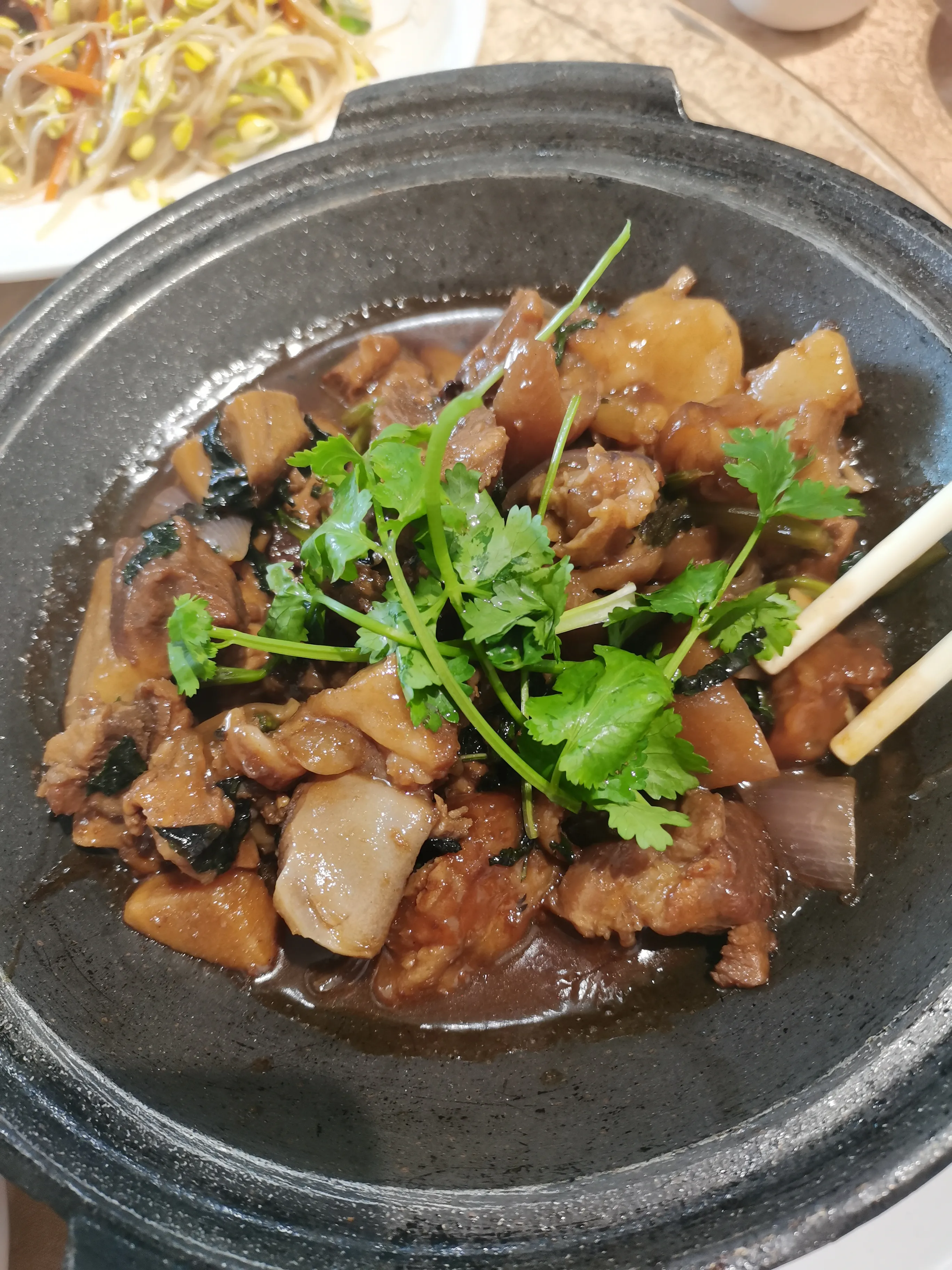 江门开平市的一家网红餐厅，为什么网红？主要是因为老板是一个网红美女
