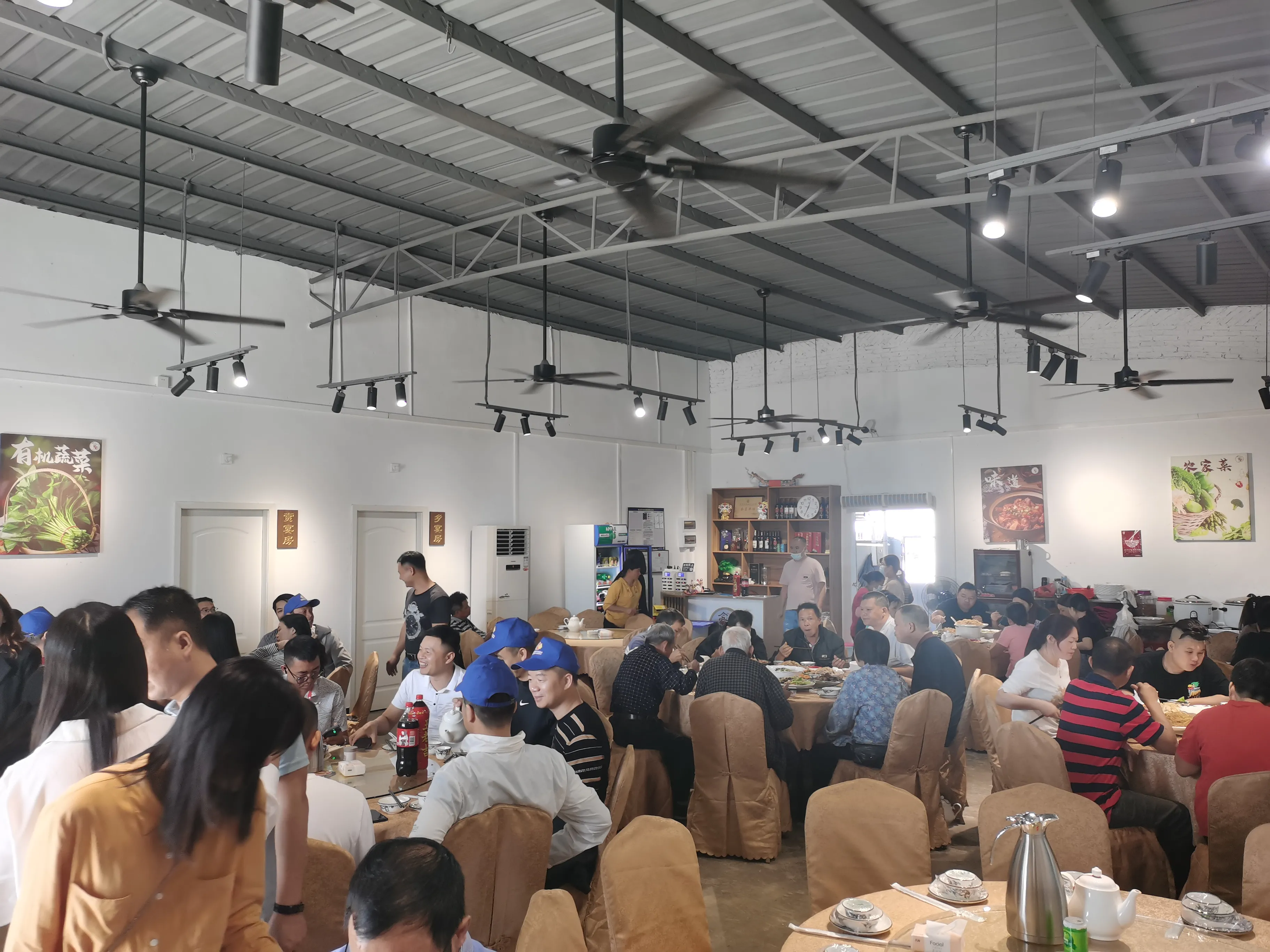 江门开平市的一家网红餐厅，为什么网红？主要是因为老板是一个网红美女