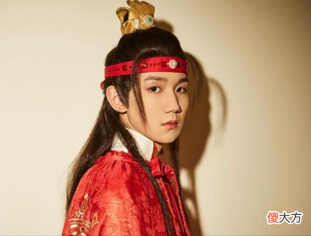 红楼梦中贾宝玉头上为何总戴个带子，干什么用的