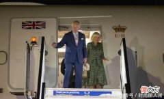 【就爱时尚】74岁卡米拉跟老公一起出访卢旺达！出舱照成名场面，穿碎花裙超美