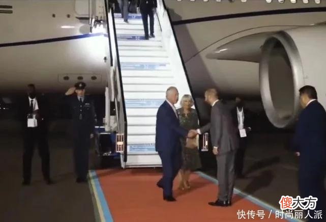 【就爱时尚】74岁卡米拉跟老公一起出访卢旺达！出舱照成名场面，穿碎花裙超美