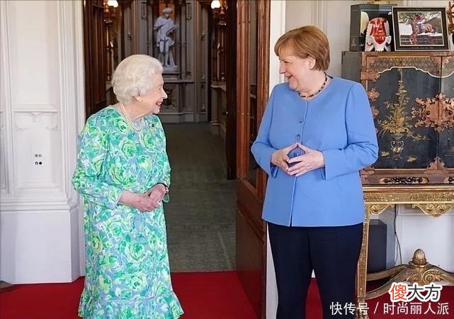 【就爱时尚】96岁女王穿搭比孙媳凯特还活泼！驼背穿印花裙待客，藏不住优雅范