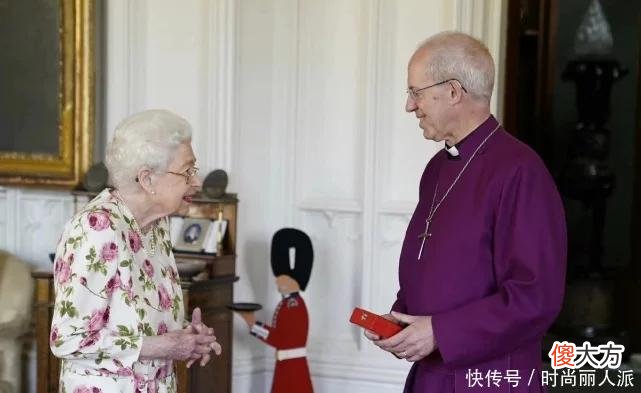 【就爱时尚】96岁女王穿搭比孙媳凯特还活泼！驼背穿印花裙待客，藏不住优雅范