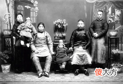 袁世凯有一妻九妾，但他为什么特别喜欢杨五姨太？第一个原因是杨五姨太善于理财