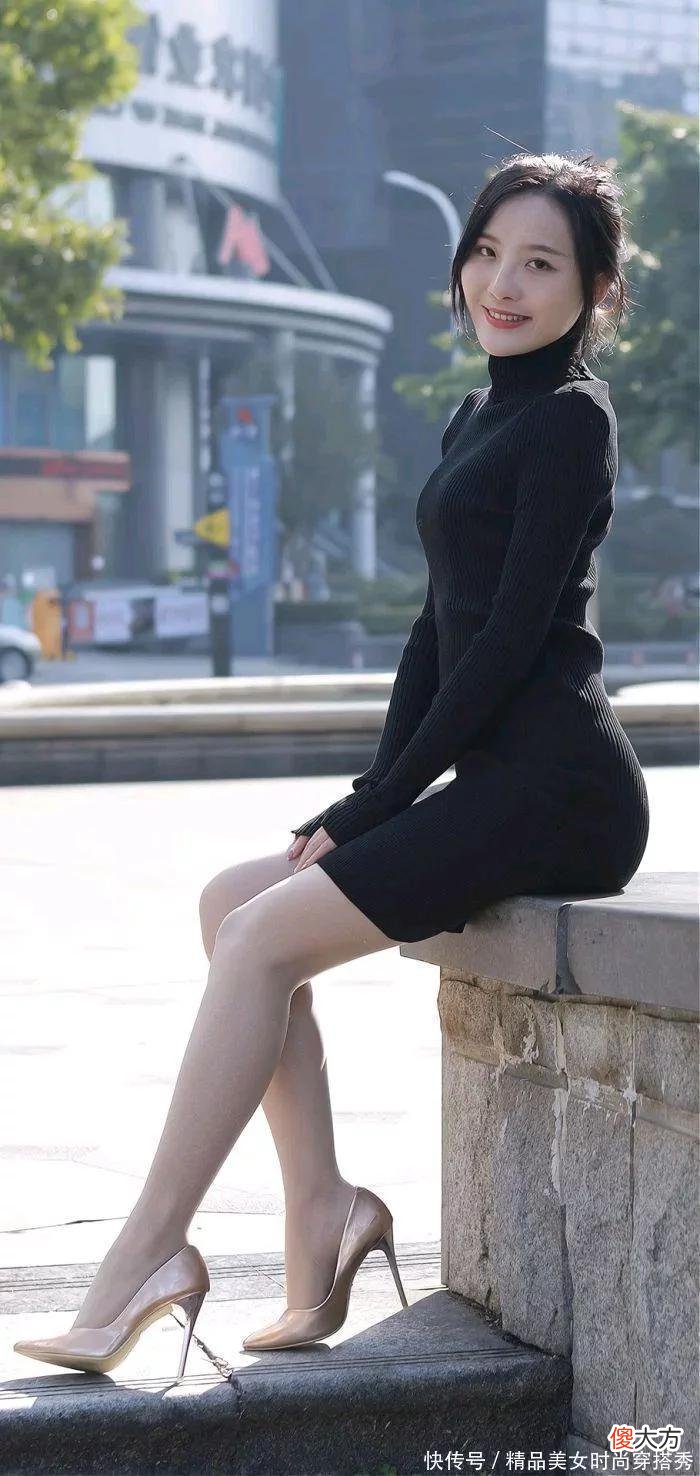 【就爱时尚】黑色高领针织连衣裙修身又舒适，女人味十足